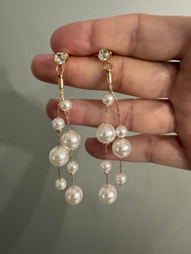 ✨ Pearl Dangle Bridal Earrings – Gulf Exclusive by Asloobi ✨ Elevate your wedding look with these gorgeous long pearl dangle earrings, designed for brides and bridesmaids who want timeless elegance. Measuring about 3 inches long, these earrings add a luxurious touch to your bridal style. 💍 Pair them with the matching necklace to complete your full wedding jewelry set. 🌟 Currently available in gold color to perfectly complement your dress. ✅ Premium quality guaranteed by Asloobi Store. Shipping Options: Standard Shipping: 4 – 6 business days Priority Mail Shipping: 2 – 3 business days 📦 International Orders: Please note, customers are responsible for all duties & taxes. Pearl Dangle Bridal Earrings